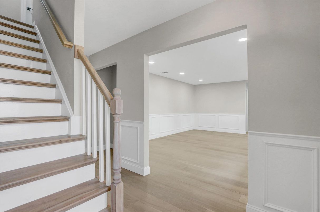 Interior, Recessed Lighting, Wood Texture Flooring