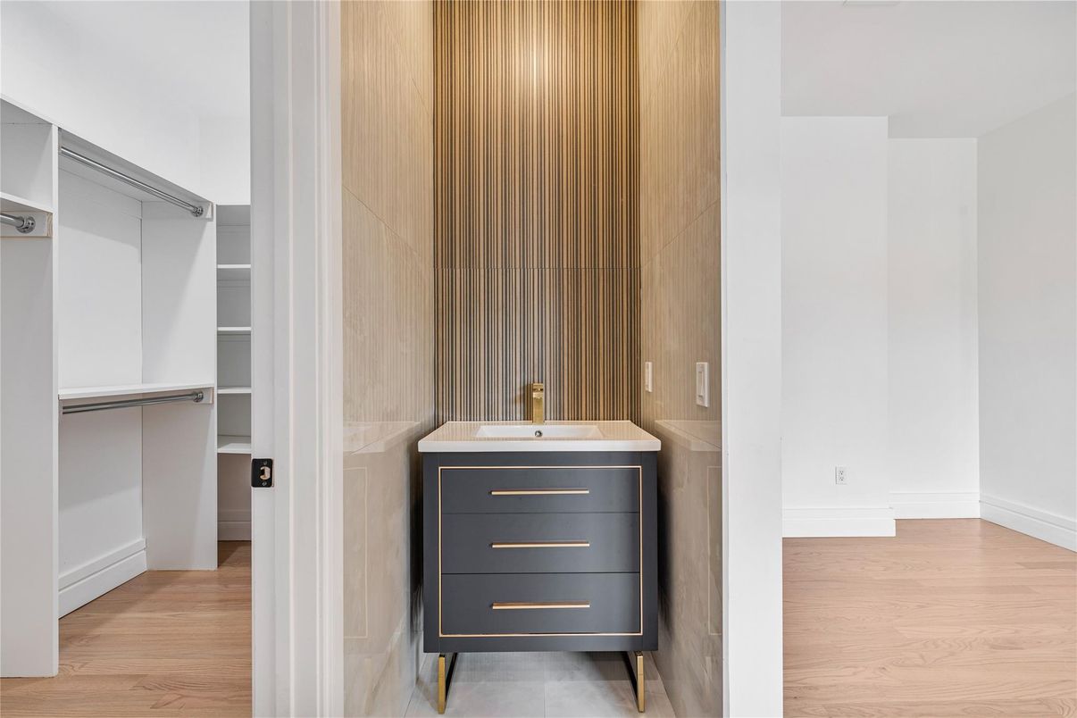 Interior, Walk-in Closets, Wood Texture Flooring