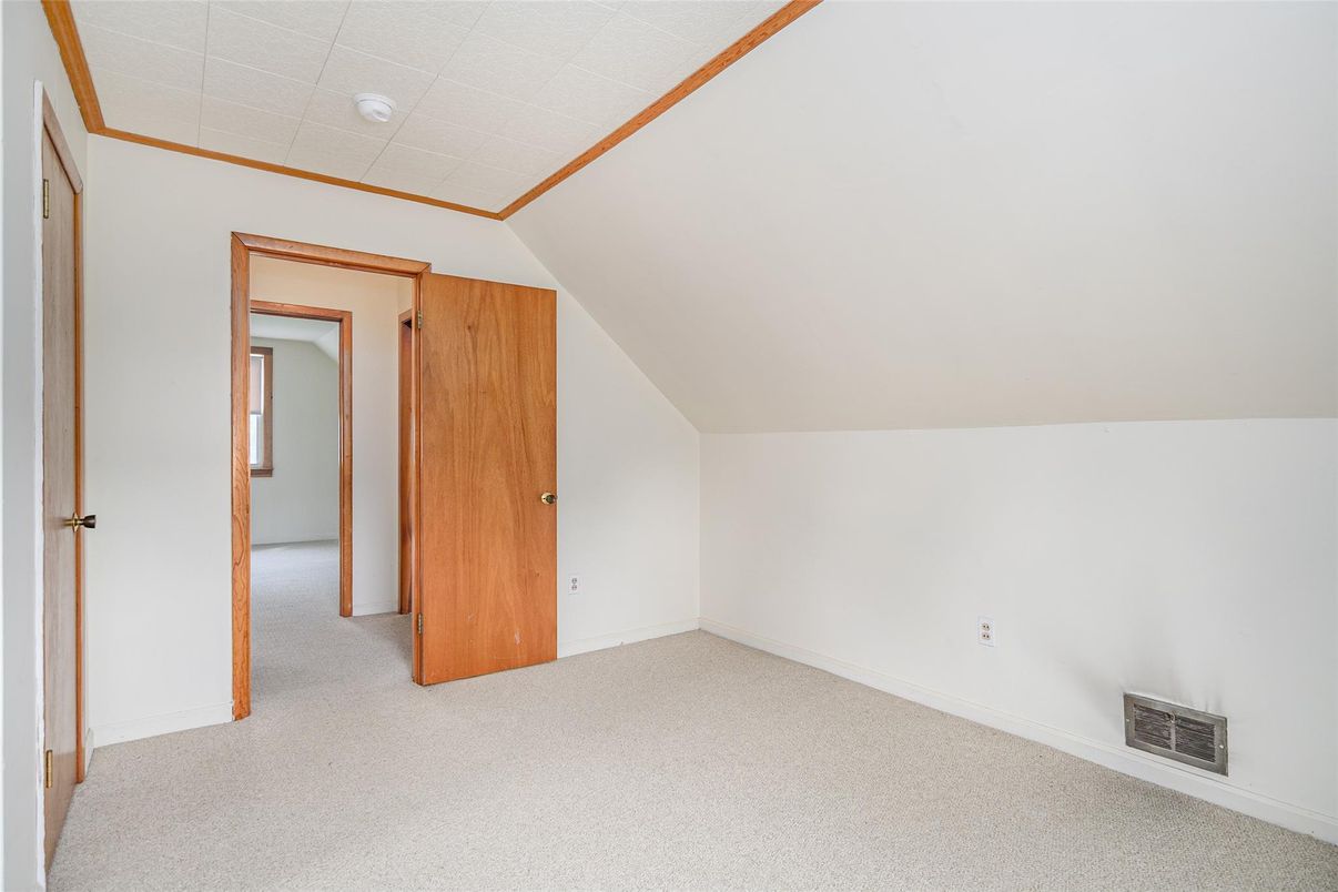 Empty room, Interior