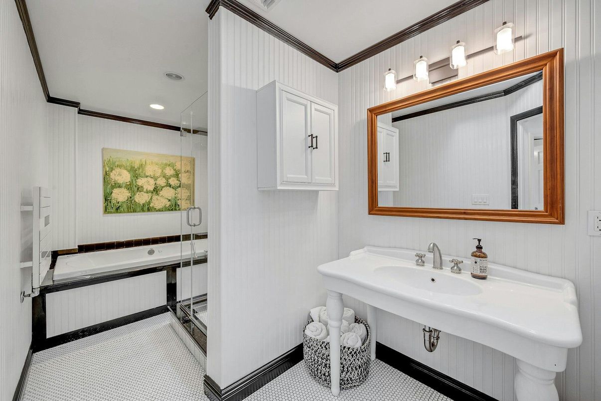 Bathroom, Interior, Recessed Lighting