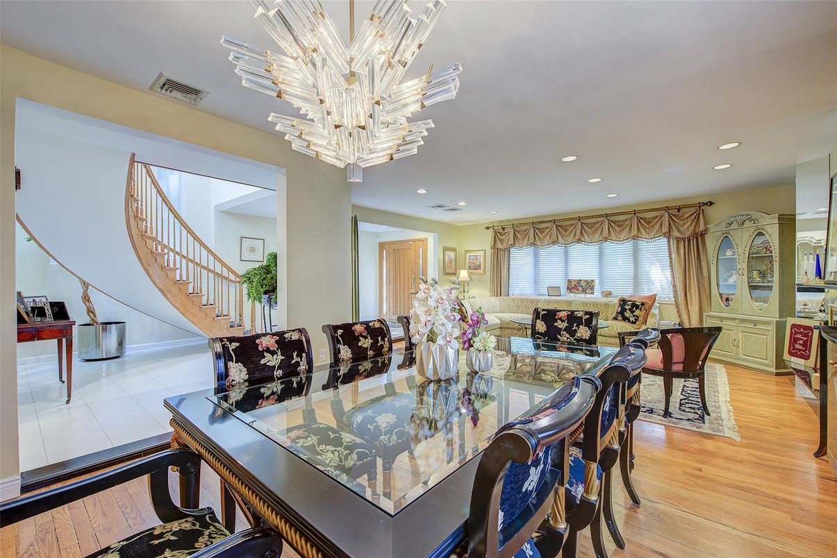 Chandelier, Dining room, Interior, Recessed Lighting, Wood Texture Flooring