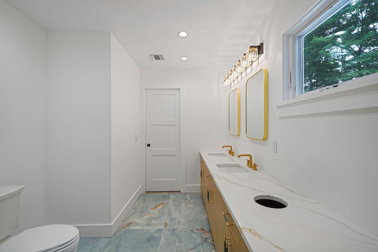Bathroom, Dual Sink Vanities, Interior, Recessed Lighting
