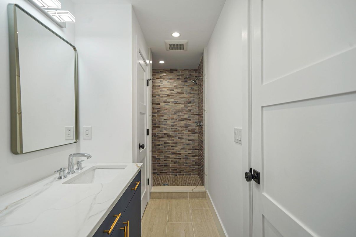 Bathroom, Dual Sink Vanities, Interior, Recessed Lighting
