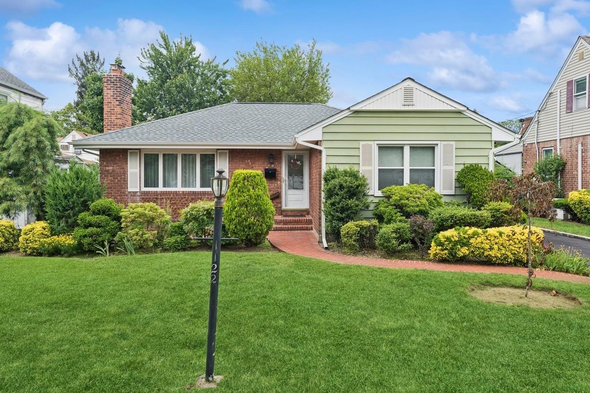 Backyard, Exterior, Facade, Brick Facade, Ranch