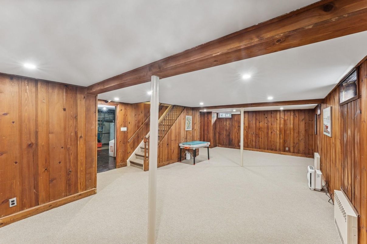 Empty room, Interior, Recessed Lighting, Wooden Beams, Wooden Walls