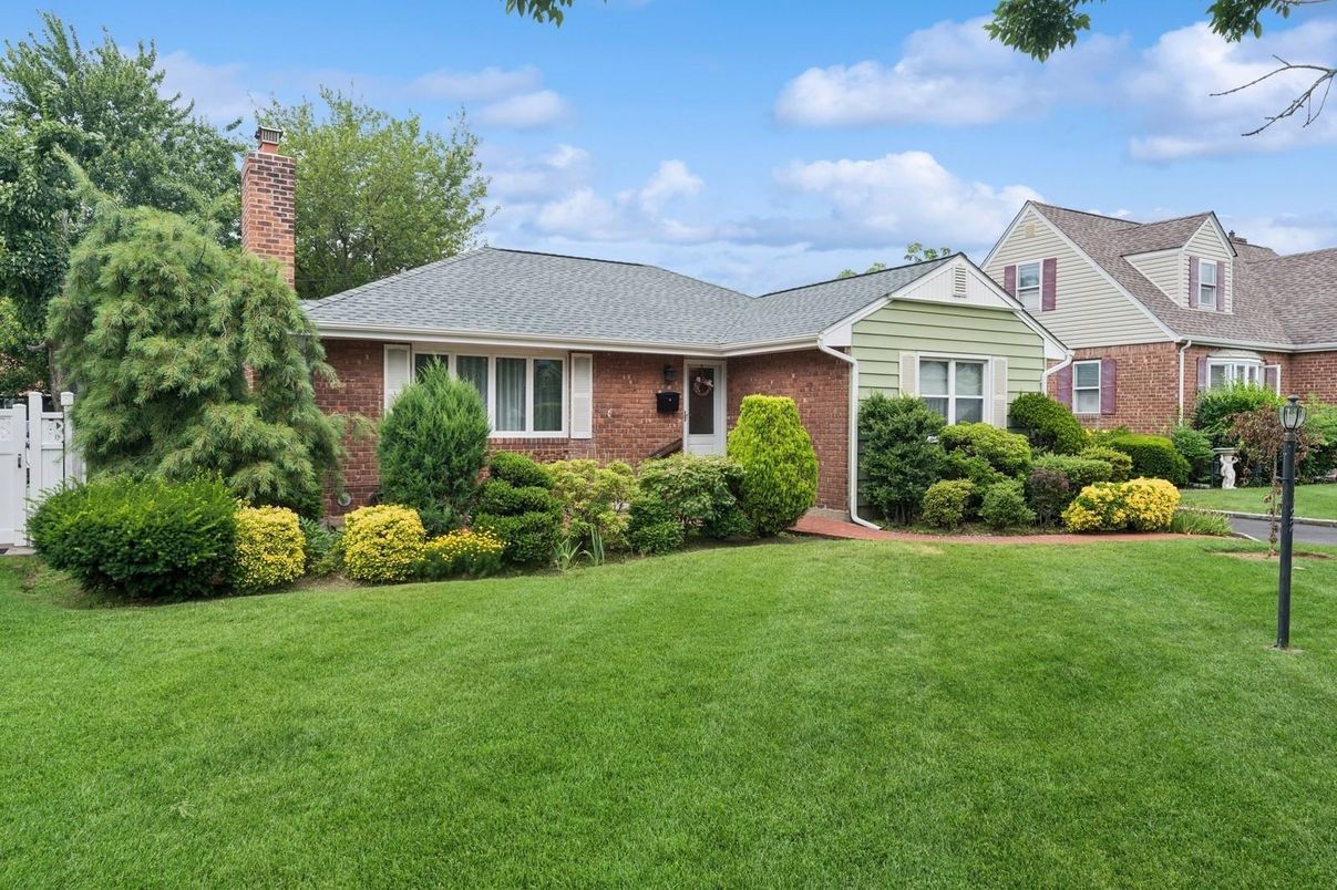 Exterior, Facade, Brick Facade, Ranch