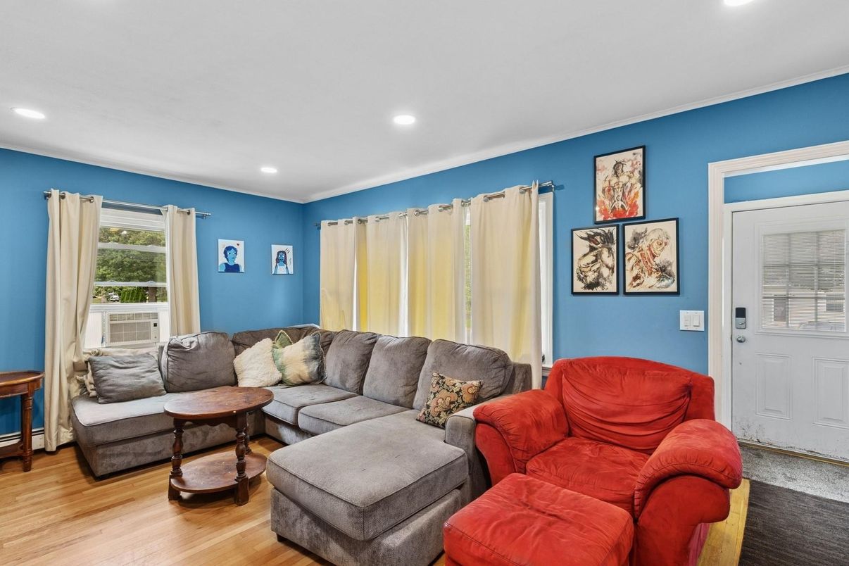 Interior, Living room, Recessed Lighting, Wood Texture Flooring