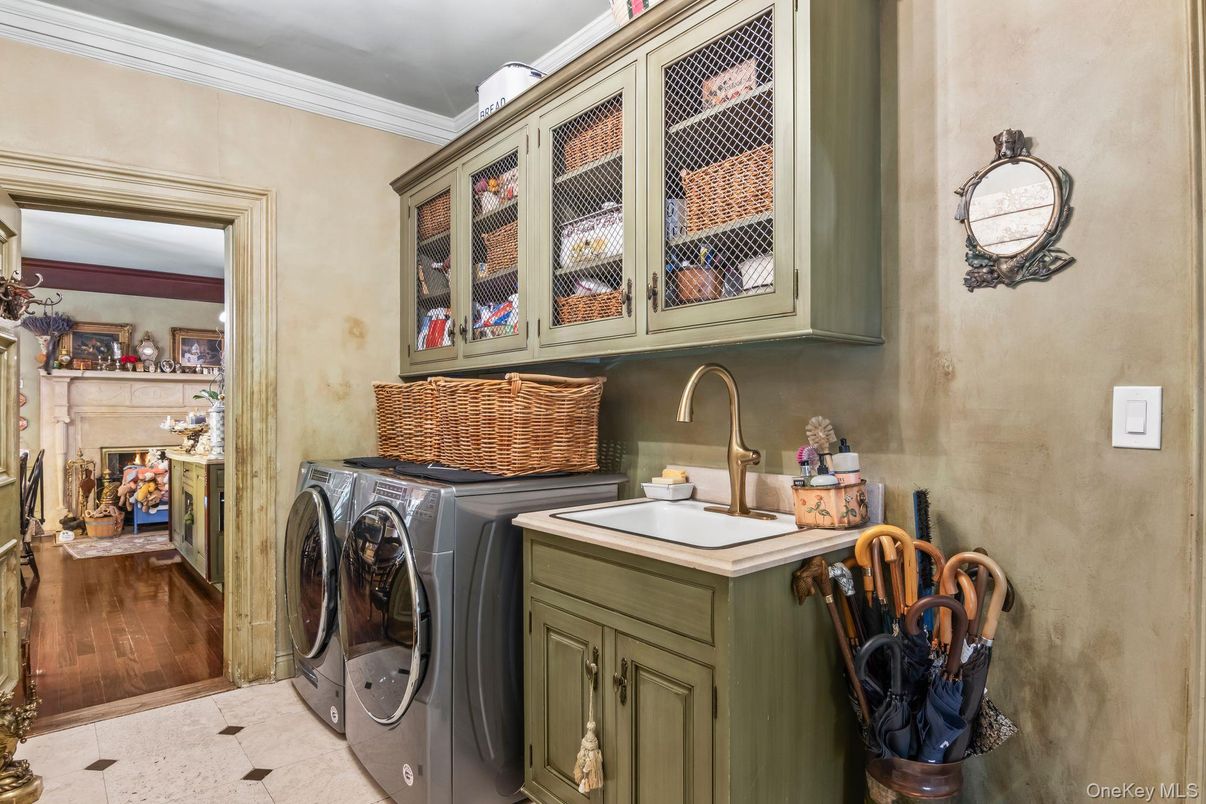 Interior, Washer, Wood Texture Flooring