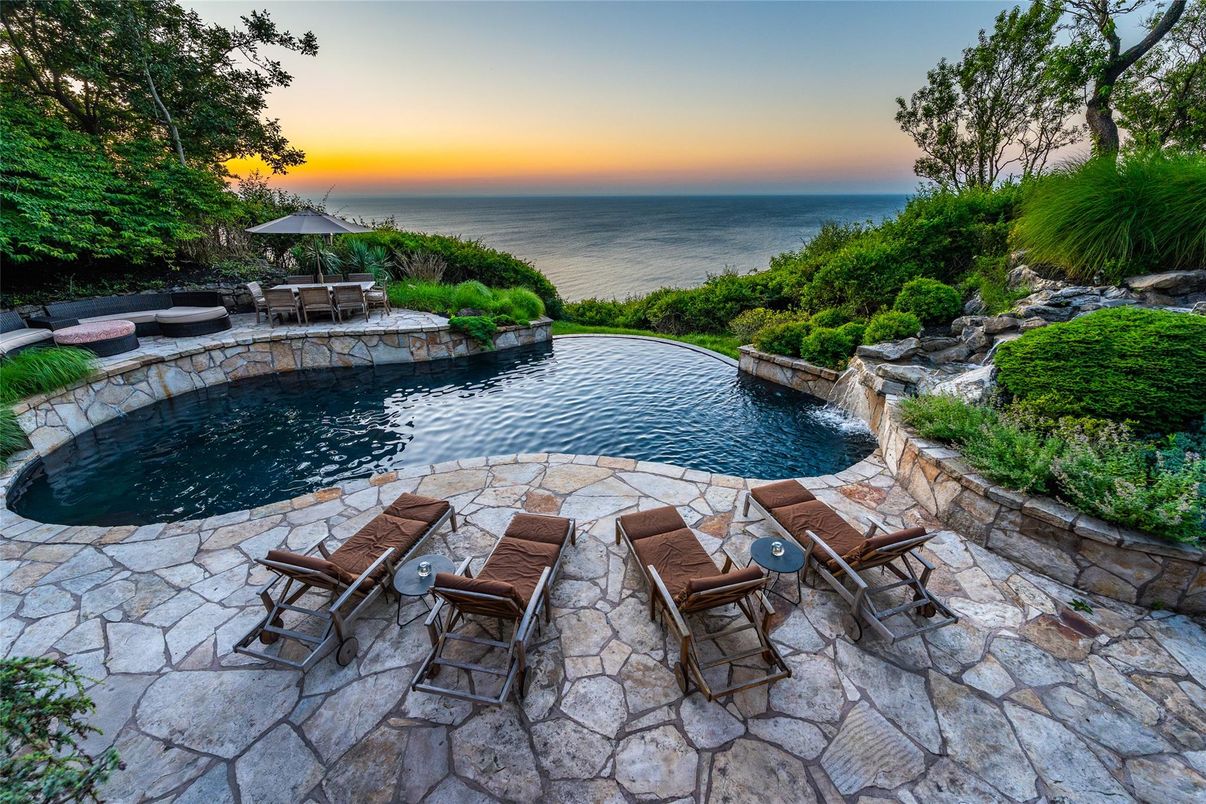 Exterior, Pool, Water