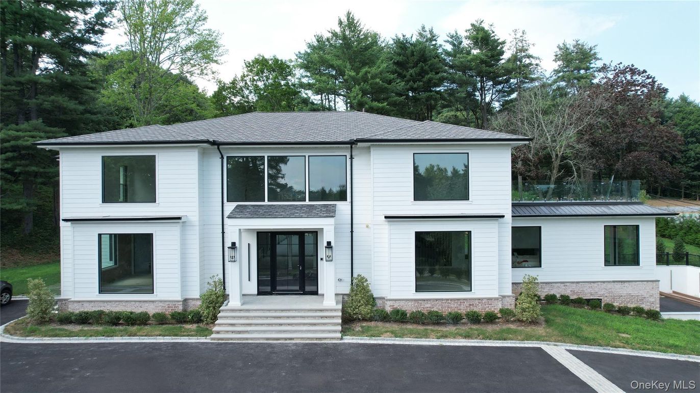 Exterior, Facade, Modern