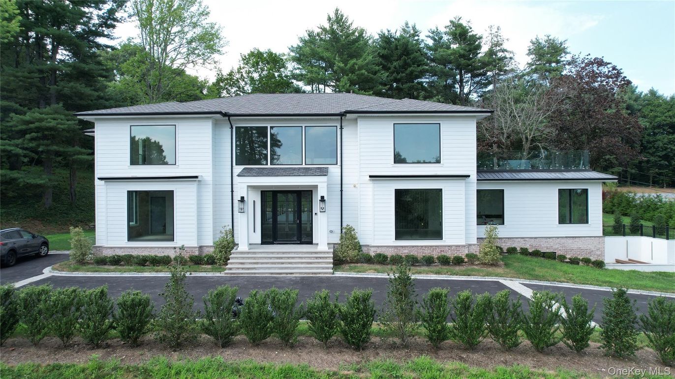 Exterior, Facade, Modern