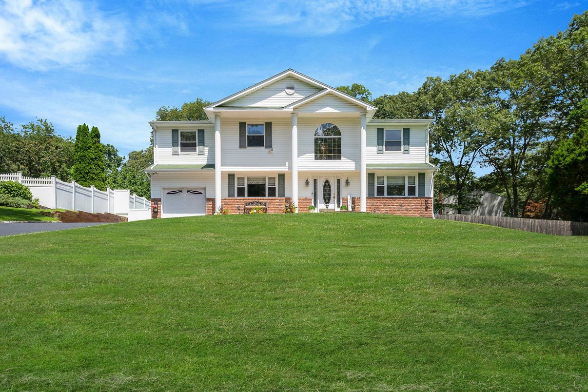 Attached, Exterior, Facade, Farmhouse