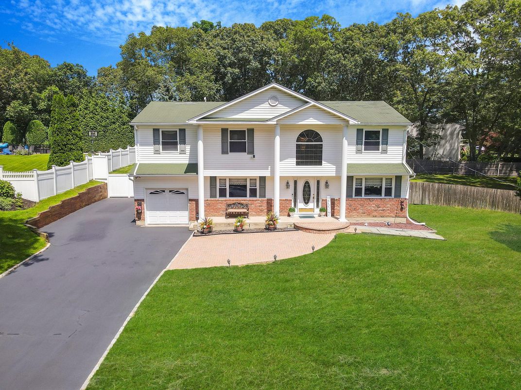 Attached, Exterior, Facade, Raised Ranch