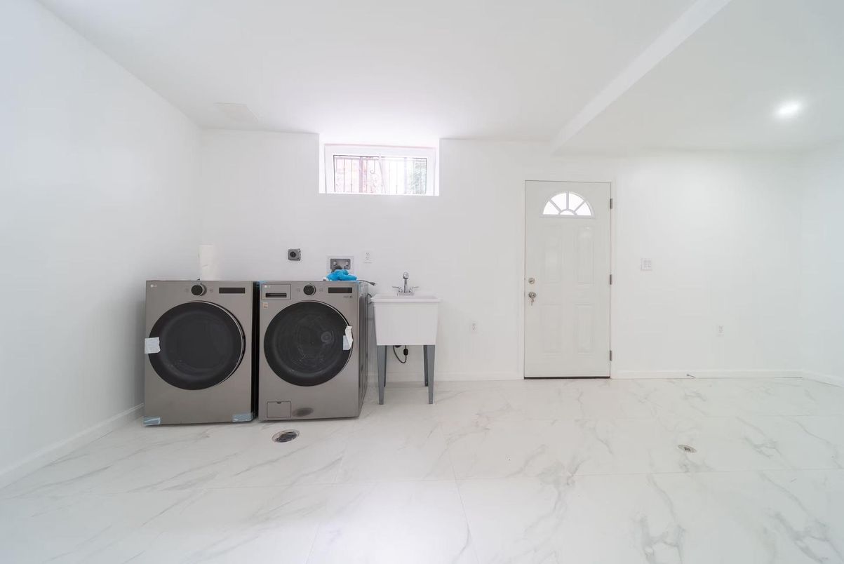 Interior, Marble, Recessed Lighting, Washer
