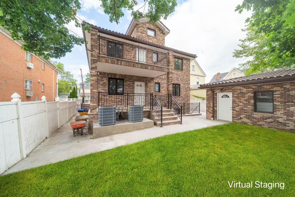 Backyard, Exterior, Facade, Brick Facade, American Foursquare