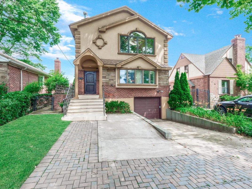 Attached, Exterior, Facade, Brick Facade, Queen Anne Victorian