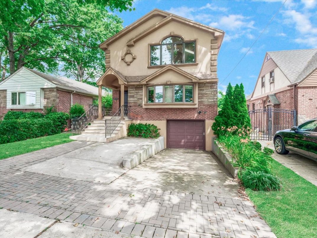 Attached, Exterior, Facade, Brick Facade, Queen Anne Victorian