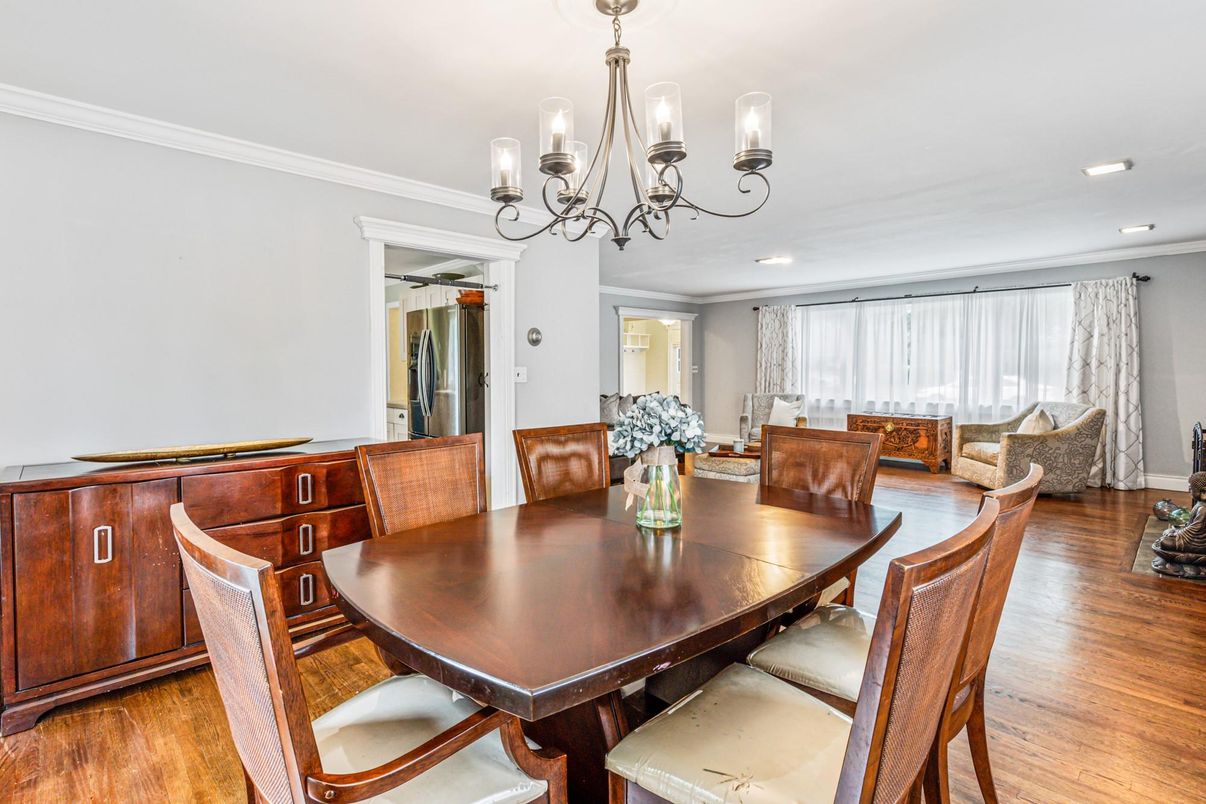 Chandelier, Dining room, Interior, Recessed Lighting, Wood Texture Flooring