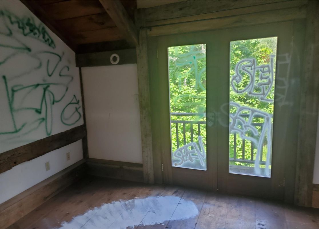 Empty room, Interior, Wooden Beams