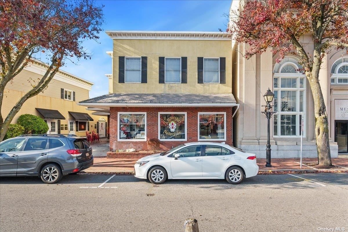 Exterior, Facade, Brick Facade, American Foursquare