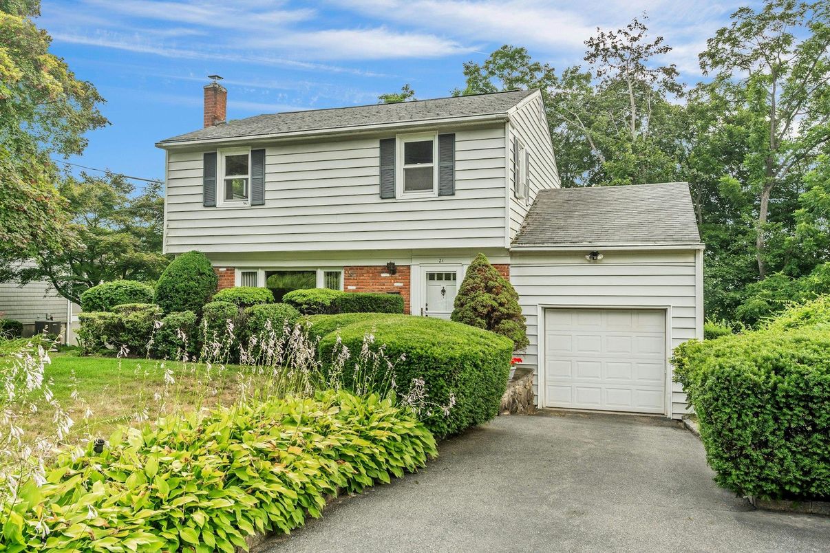 Attached, Exterior, Facade, Brick Facade, Raised Ranch