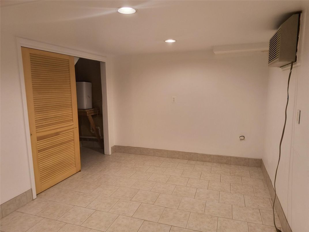 Bathroom, Empty room, Interior, Recessed Lighting