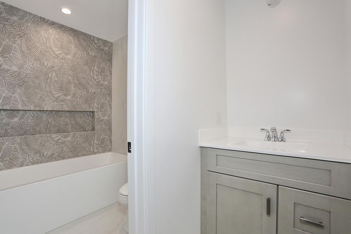 Bathroom, Interior, Recessed Lighting