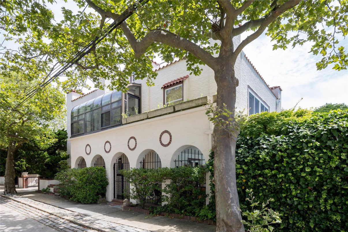 Exterior, Facade, Spanish Mediterranean