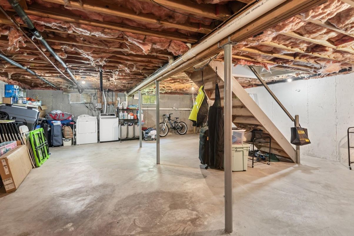 Interior, Washer, Wooden Beams
