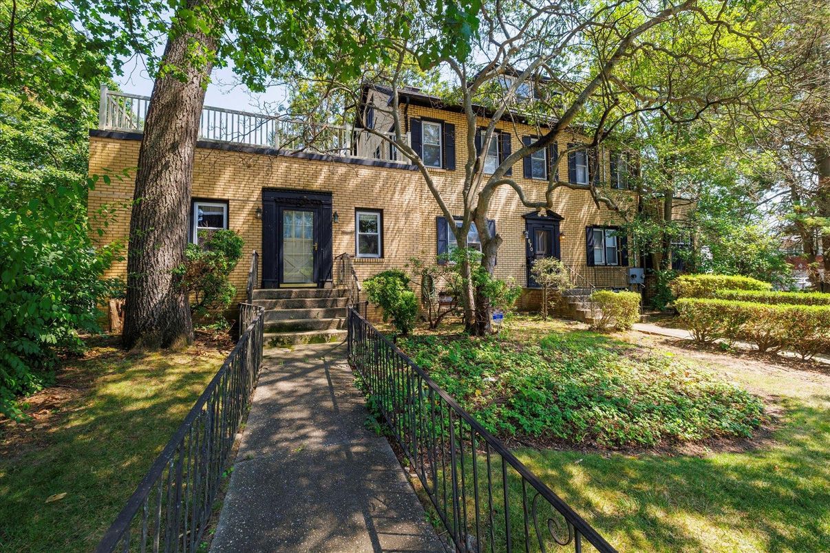 Exterior, Facade, Brick Facade, Rowhouse