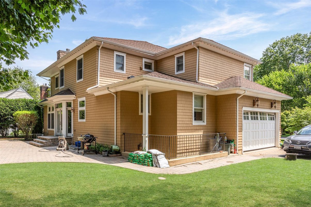 Attached, Exterior, Facade, American Foursquare