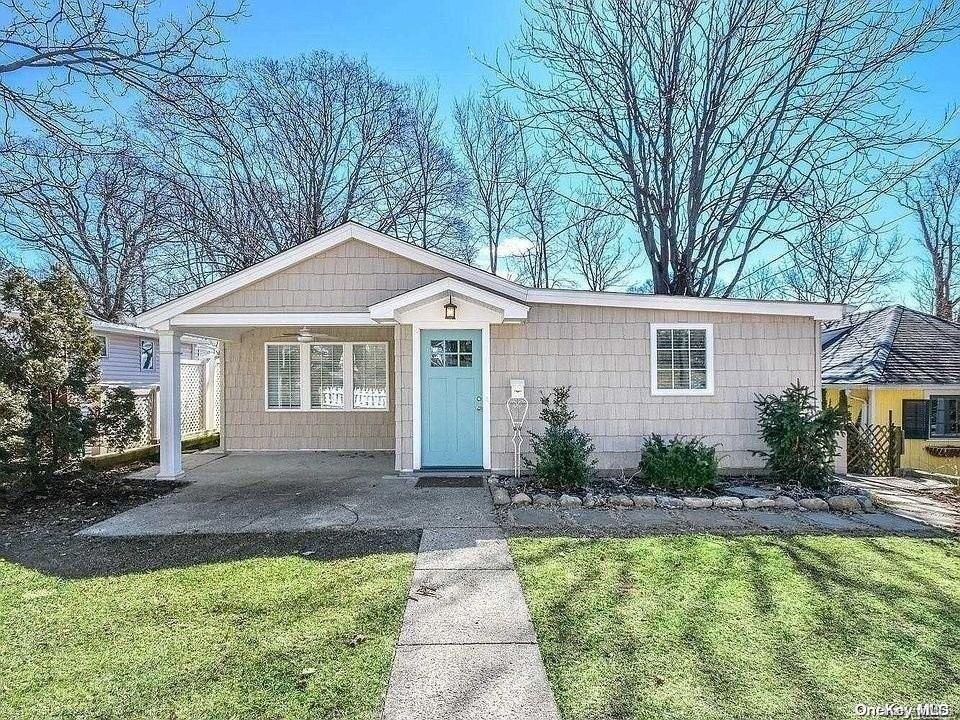 Exterior, Facade, Ranch