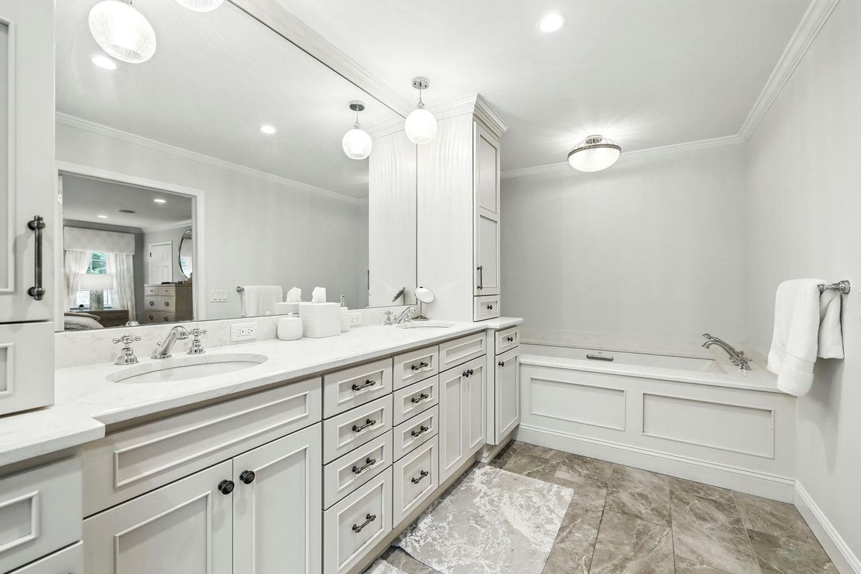 Bathroom, Dual Sink Vanities, Interior, Recessed Lighting