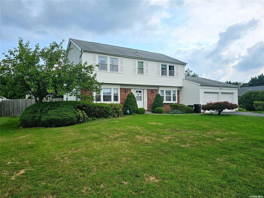Attached, Exterior, Facade, Brick Facade, Raised Ranch