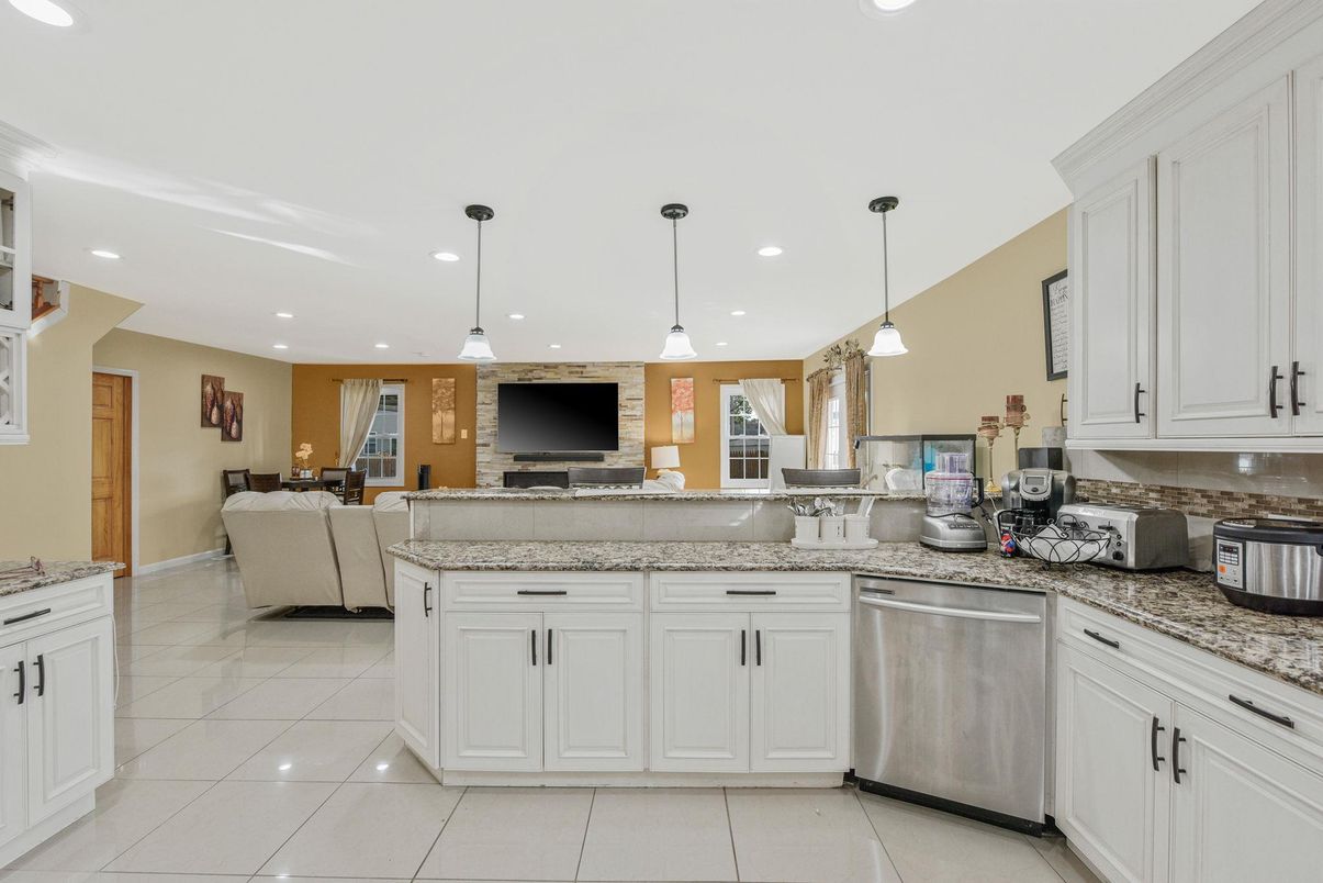 Interior, Kitchen, Living room, Pendant Lights, Recessed Lighting, Stainless Steel Appliances