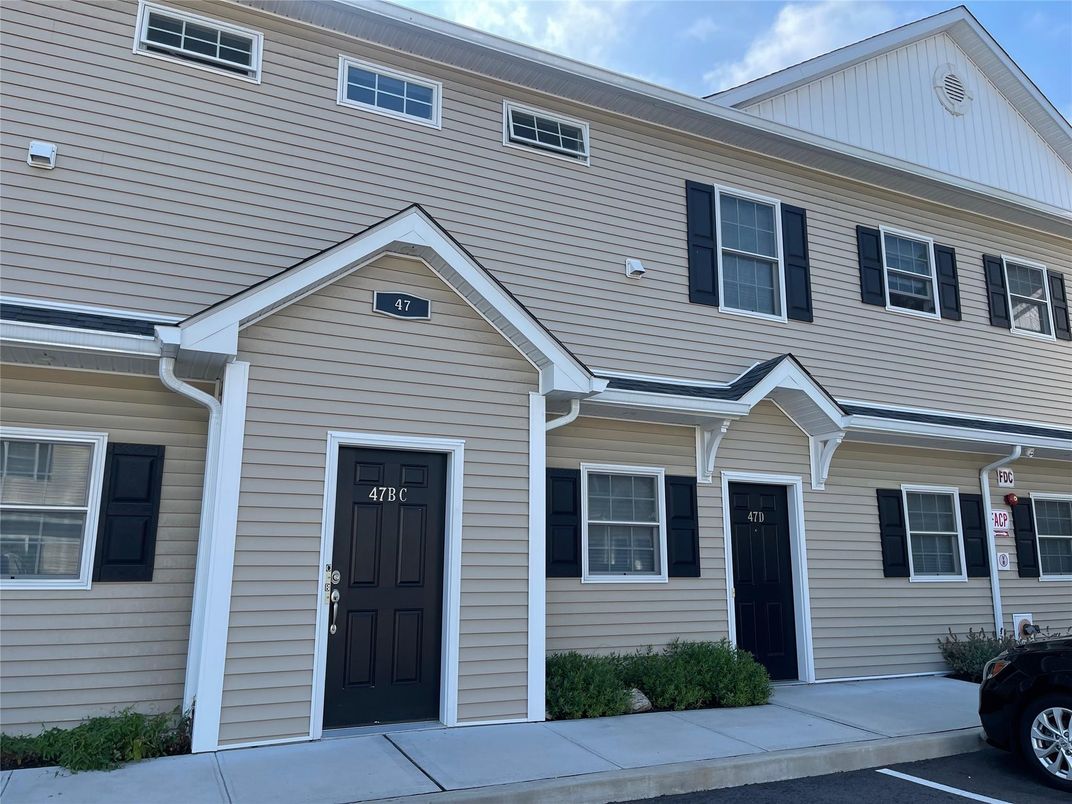 Exterior, Facade, Rowhouse