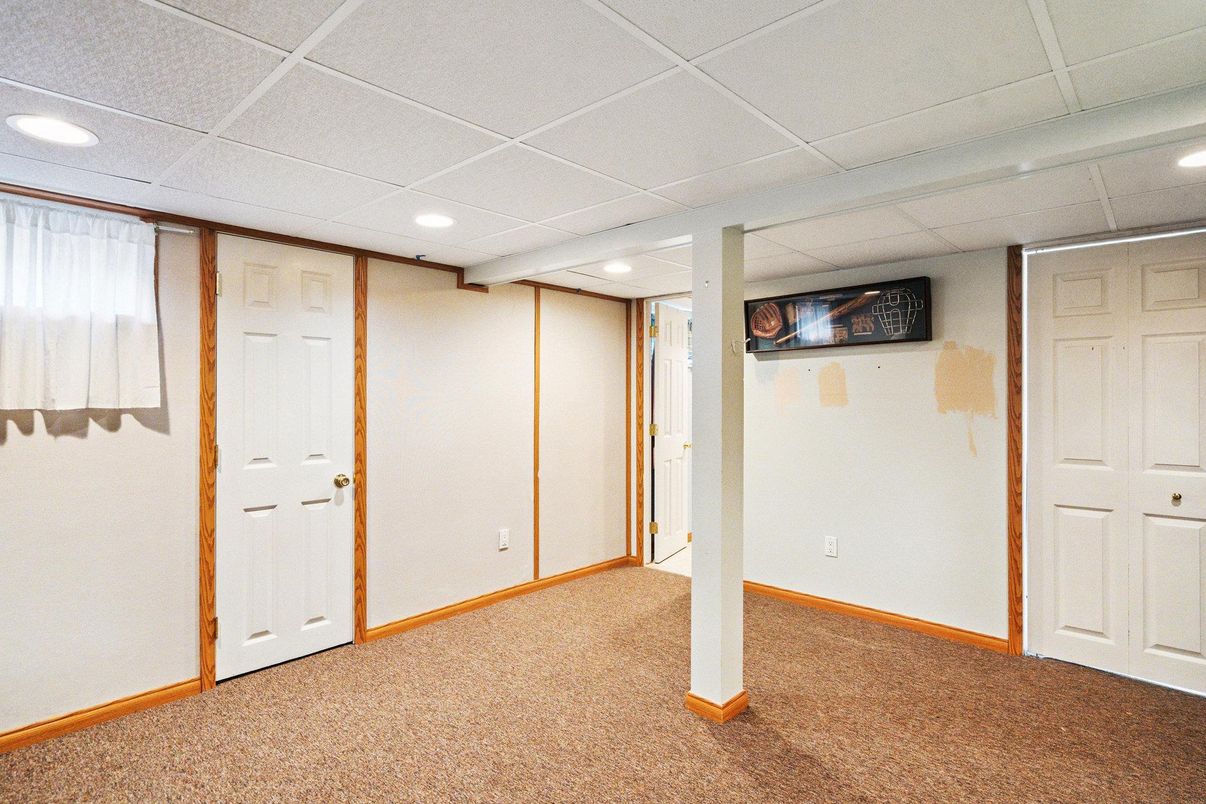 Empty room, Interior, Recessed Lighting