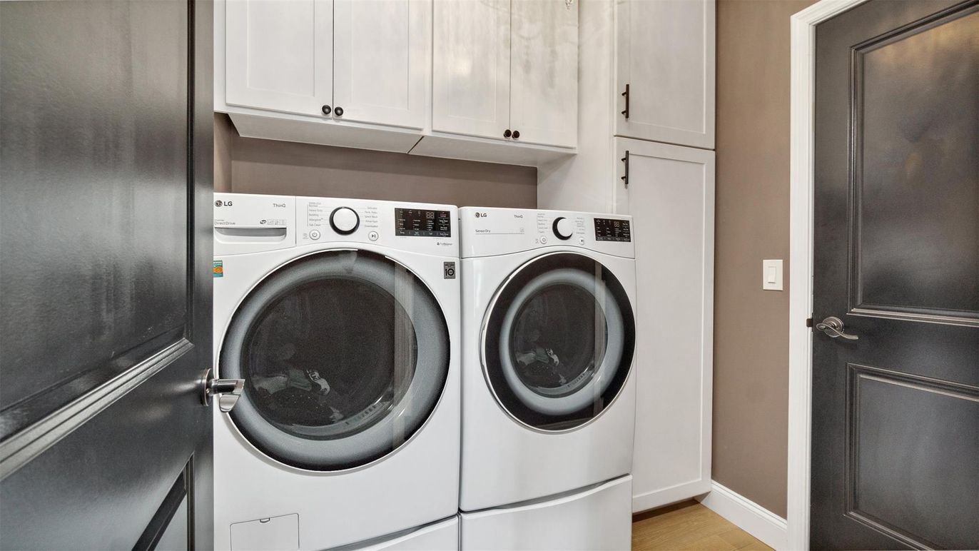 Interior, Utility Closets, Washer, Wood Texture Flooring