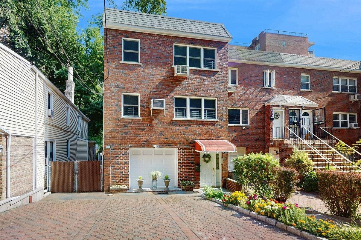 Attached, Exterior, Facade, Brick Facade, Rowhouse