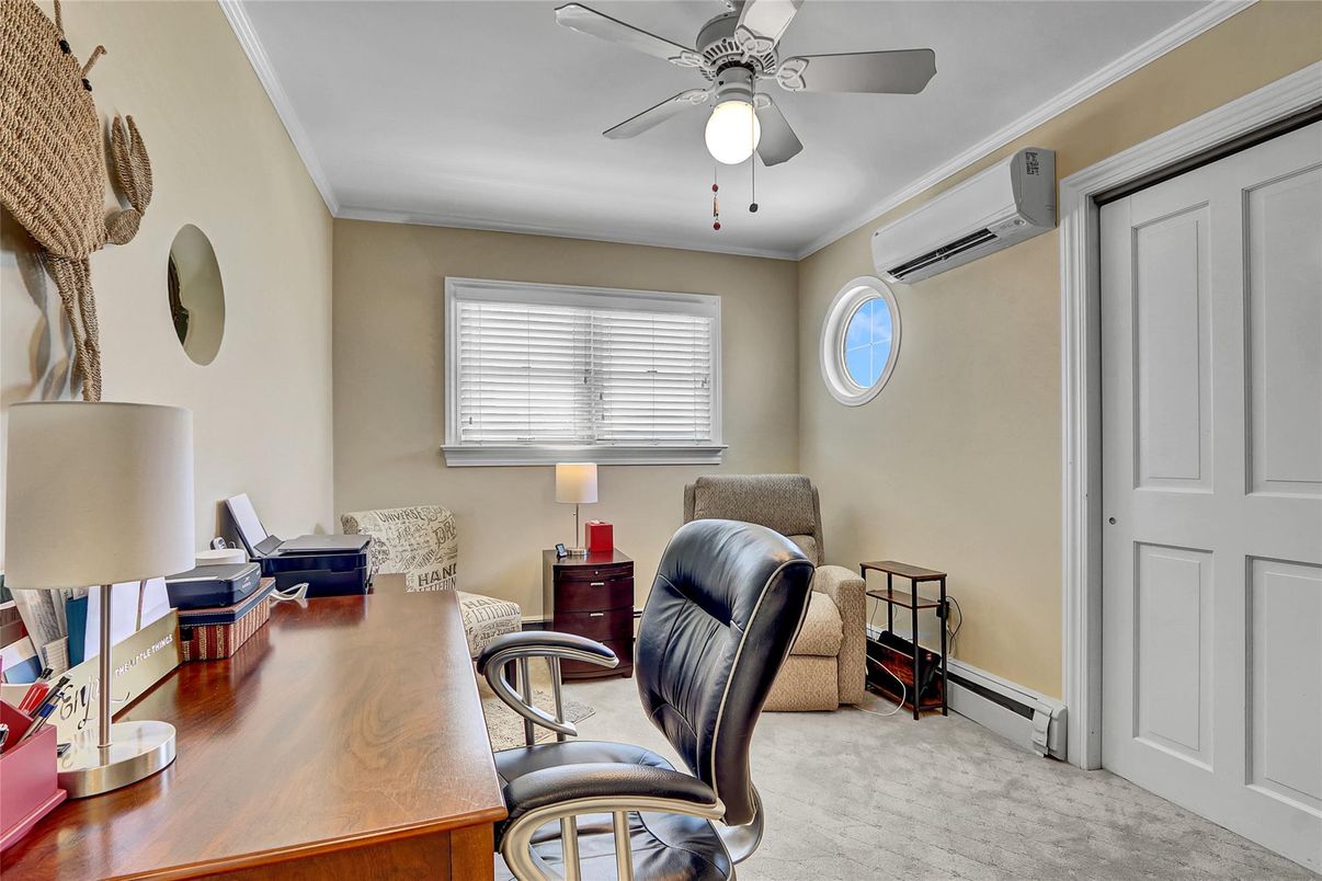 Home Office, Interior
