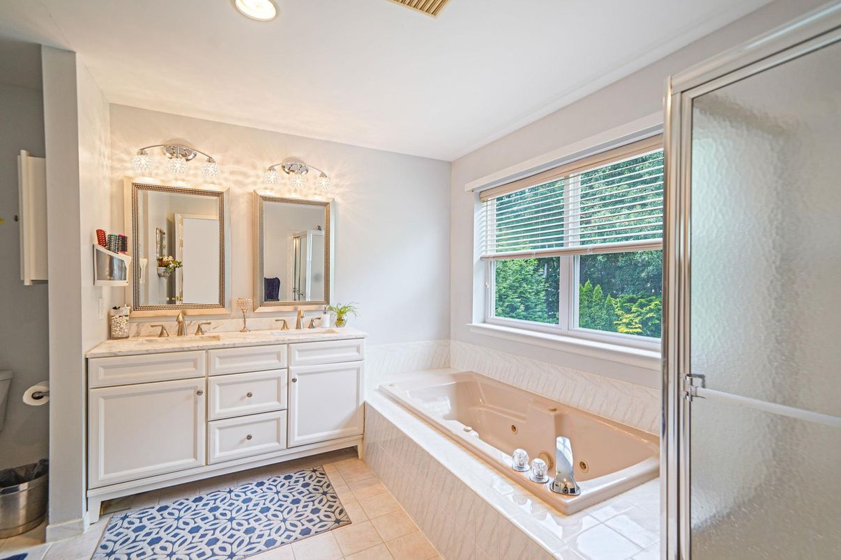 Bathroom, Dual Sink Vanities, Interior, Recessed Lighting