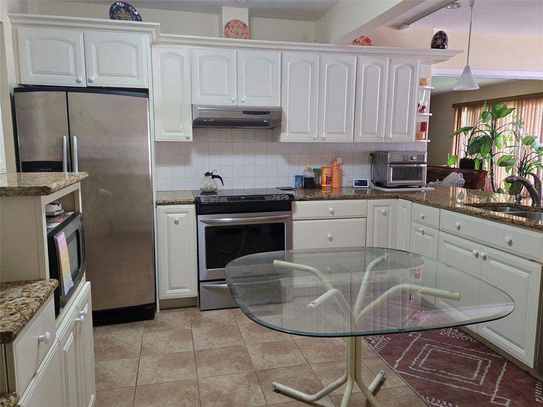 Dining room, Interior, Kitchen, Pendant Lights, Stainless Steel Appliances