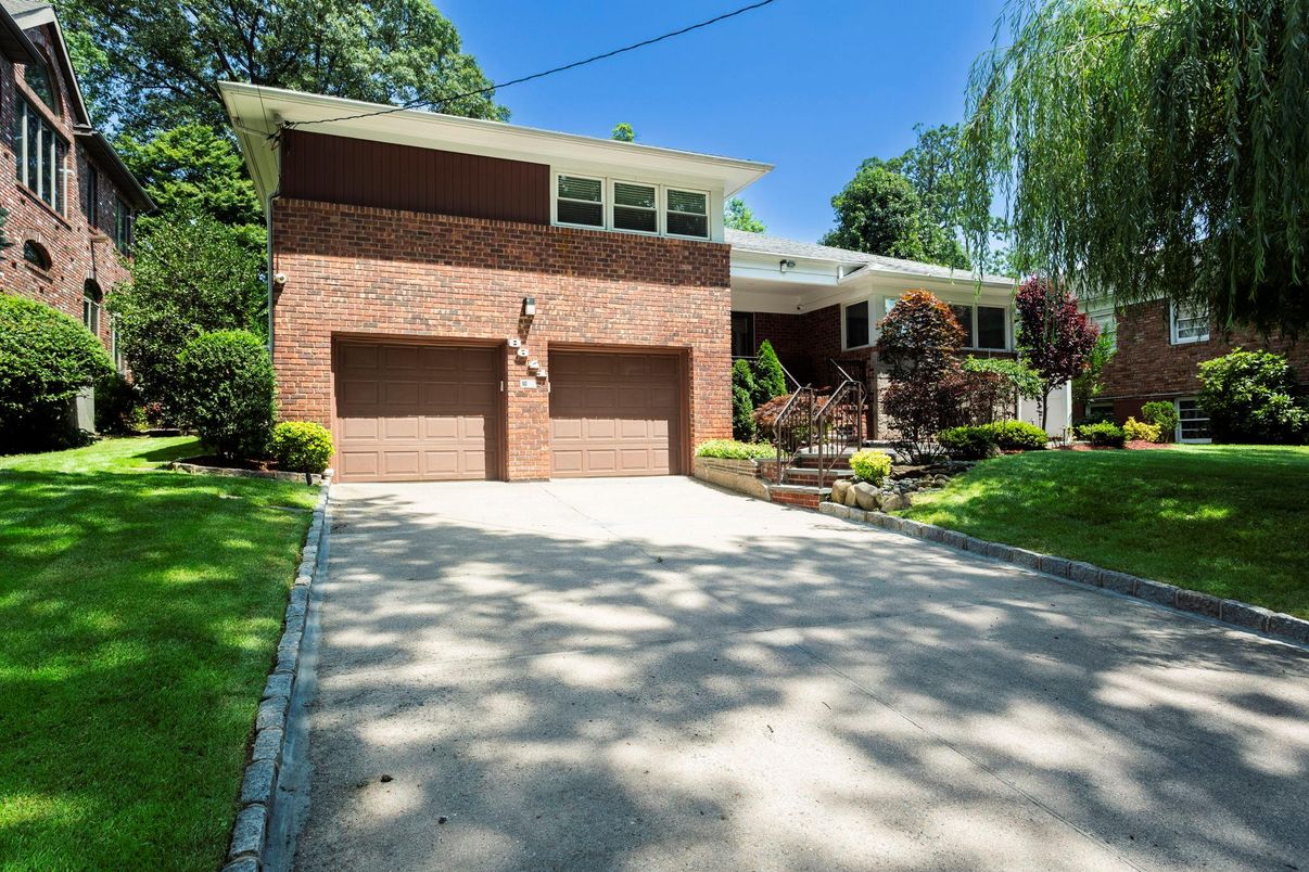 Attached, Exterior, Facade, Brick Facade, Raised Ranch