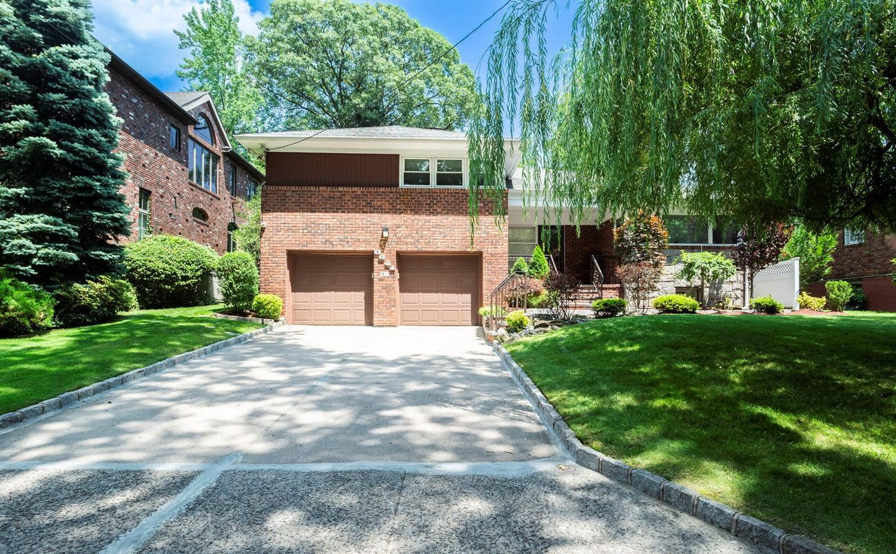 Attached, Exterior, Facade, Brick Facade, Split Level