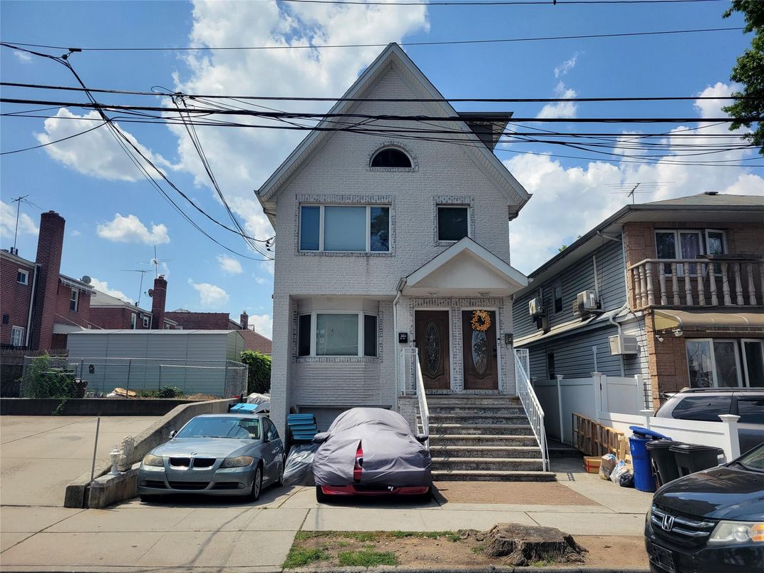 Exterior, Facade, Queen Anne Victorian