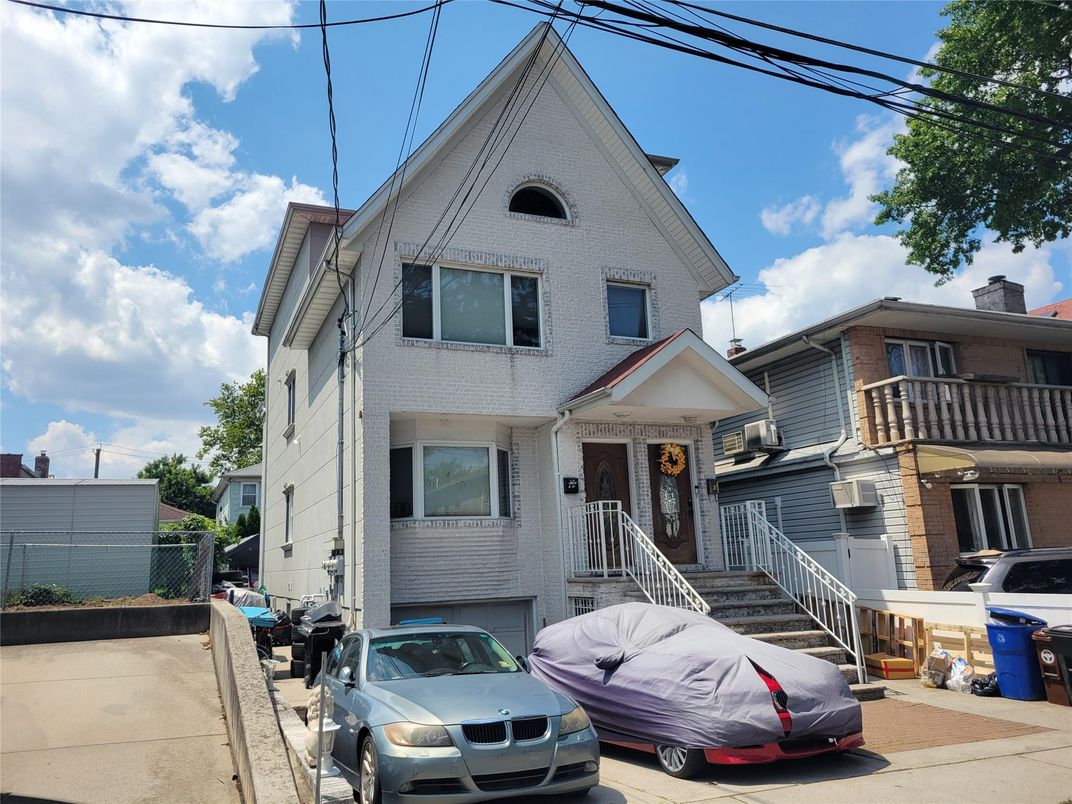 Exterior, Facade, Brick Facade, Queen Anne Victorian