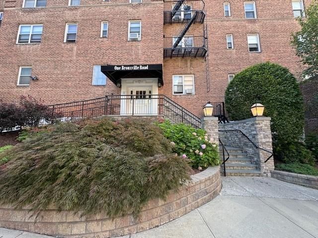 Exterior, Facade, Brick Facade, Rowhouse