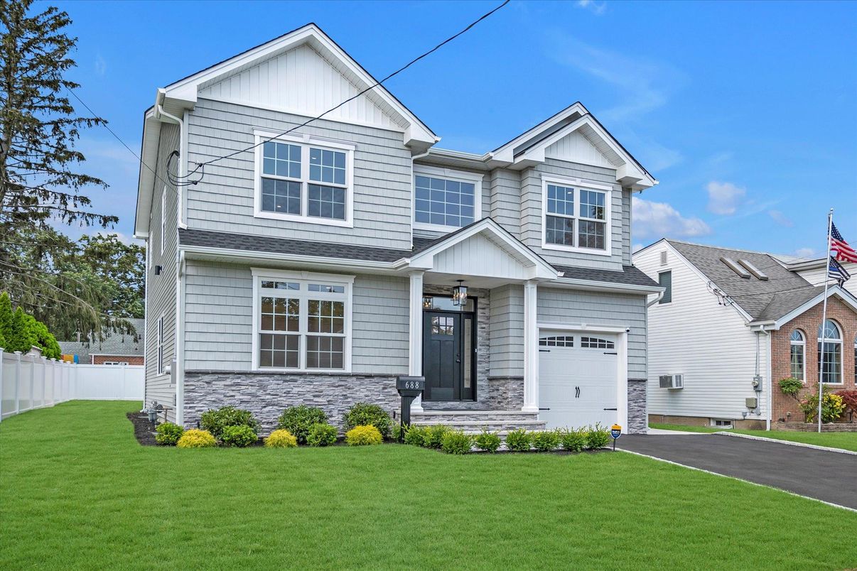 Attached, Exterior, Facade, Farmhouse