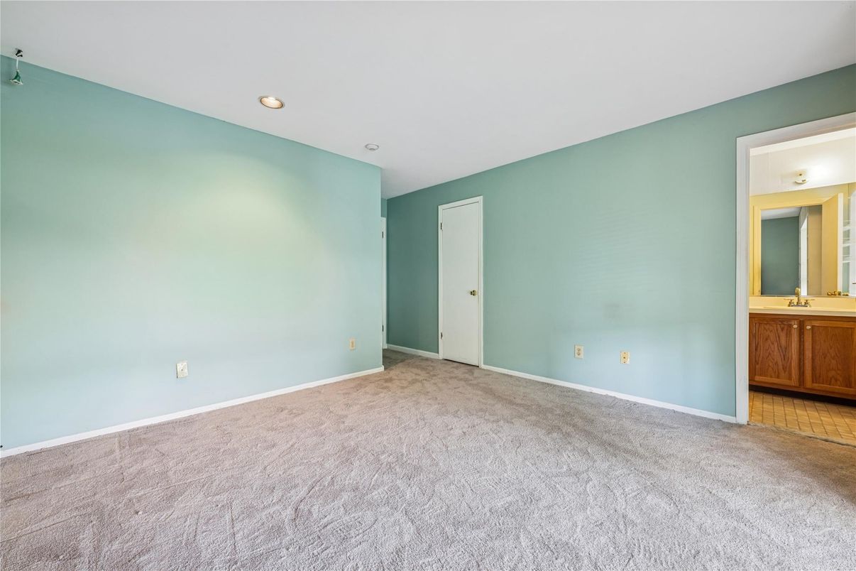 Bathroom, Empty room, Interior, Recessed Lighting