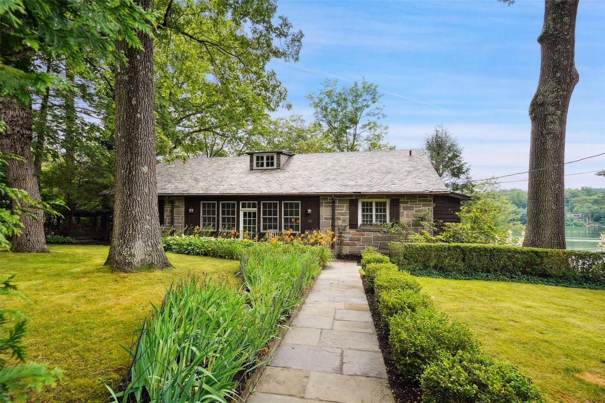 Exterior, Facade, Cape Cod